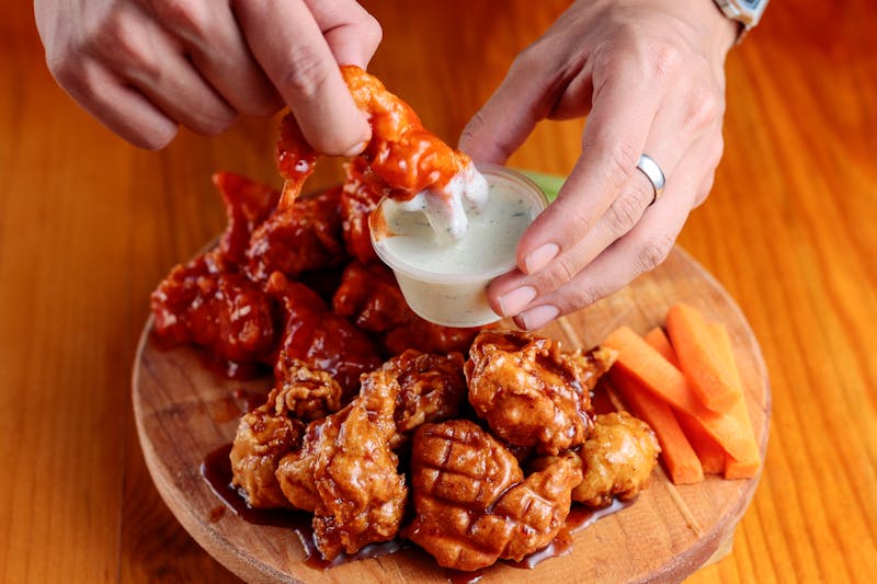 Crispy chicken wings with sauce